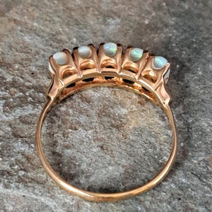 Anillo de oro macizo de 9 quilates con cinco ópalos, talla N (Reino Unido), peso 2,2 g. J10335 imagen 11