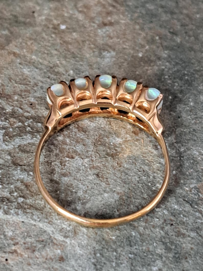 Anillo de oro macizo de 9 quilates con cinco ópalos, talla N (Reino Unido), peso 2,2 g. J10335 imagen 11