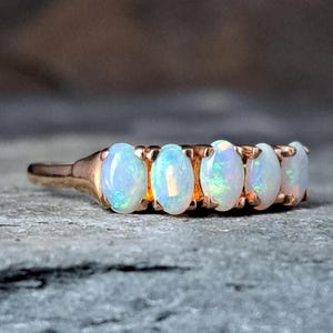 Anillo de oro macizo de 9 quilates con cinco ópalos, talla N (Reino Unido), peso 2,2 g. J10335 imagen 3