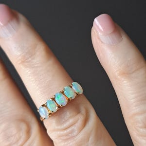 Anillo de oro macizo de 9 quilates con cinco ópalos, talla N (Reino Unido), peso 2,2 g. J10335 imagen 15