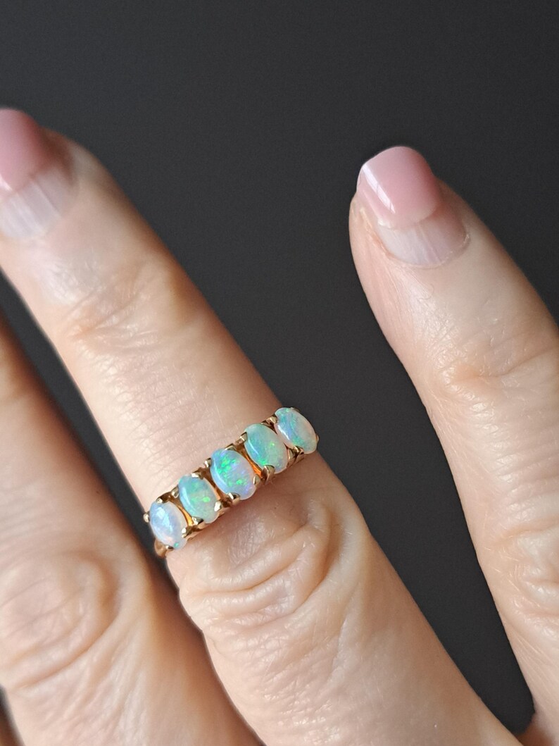 Anillo de oro macizo de 9 quilates con cinco ópalos, talla N (Reino Unido), peso 2,2 g. J10335 imagen 15