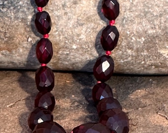 Collar de cuentas facetadas de auténtica baquelita con cierre de piedra preciosa amarilla, marcado Checoslovaquia, 15,78 g, 38 cm de largo (tipo gargantilla), cuenta central de 17 mm x 12 mm.