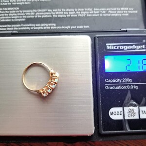 Anillo de oro macizo de 9 quilates con cinco ópalos, talla N (Reino Unido), peso 2,2 g. J10335 imagen 17