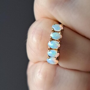 Anillo de oro macizo de 9 quilates con cinco ópalos, talla N (Reino Unido), peso 2,2 g. J10335 imagen 12