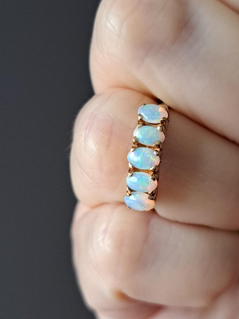 Anillo de oro macizo de 9 quilates con cinco ópalos, talla N (Reino Unido), peso 2,2 g. J10335 imagen 12