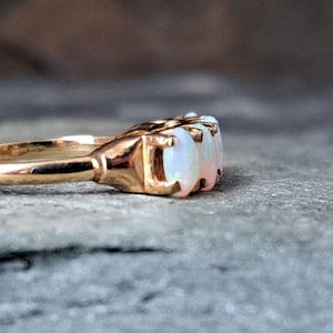 Anillo de oro macizo de 9 quilates con cinco ópalos, talla N (Reino Unido), peso 2,2 g. J10335 imagen 7
