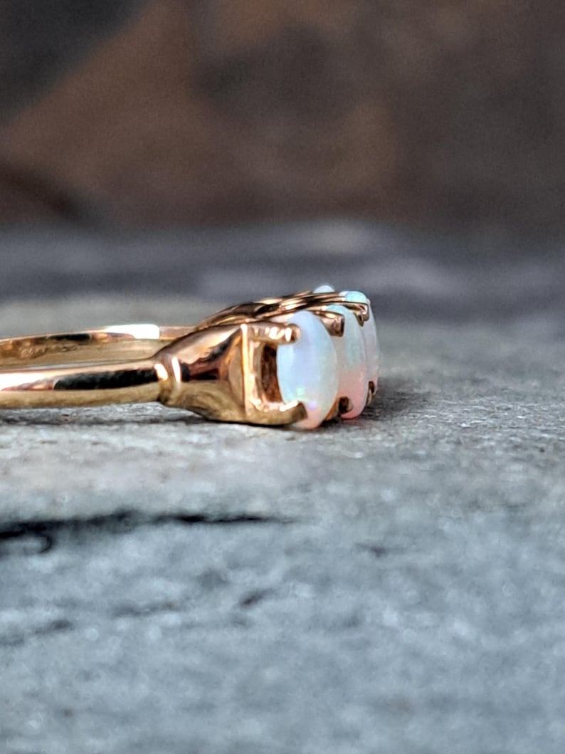 Anillo de oro macizo de 9 quilates con cinco ópalos, talla N (Reino Unido), peso 2,2 g. J10335 imagen 7