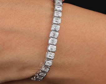 Tennisarmband met smaragd geslepen bezel: in het laboratorium gekweekte diamant of moissaniet – massief goud of zilver
