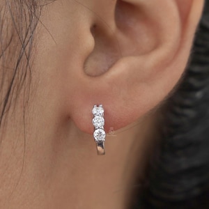 Créoles Huggie trois pierres : diamants cultivés en laboratoire ou moissanite – or massif ou argent