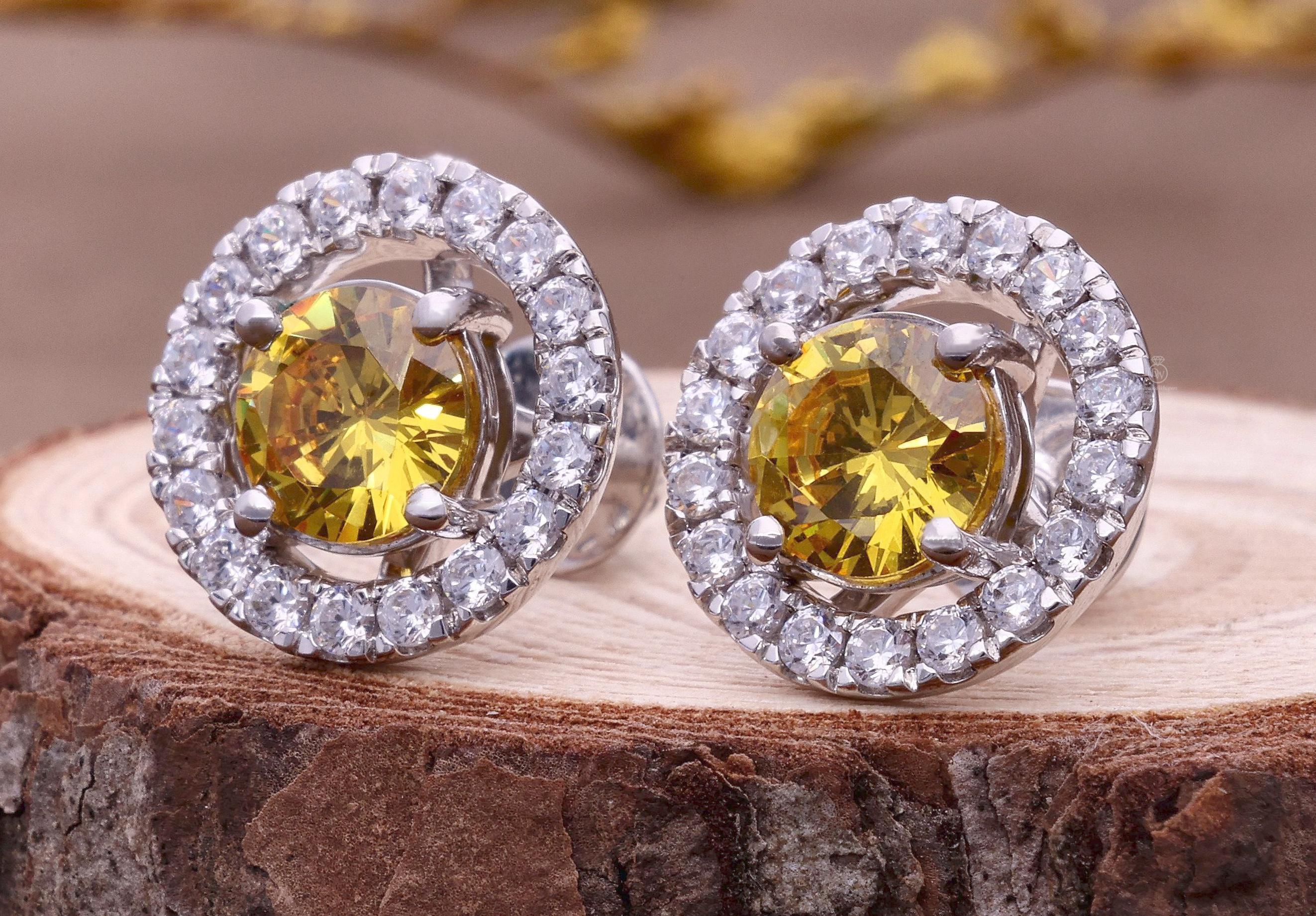 イエローのユニークなハロースタッドピアス：ラボグロウンダイヤモンド