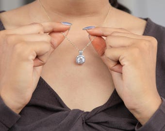 Colgante de doble halo de corte redondo: diamante o moissanita cultivados en laboratorio, oro macizo o plata.