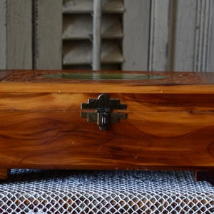 Vintage smyckeskrin i cederträ: Bergslitografi, mässingsförslutning