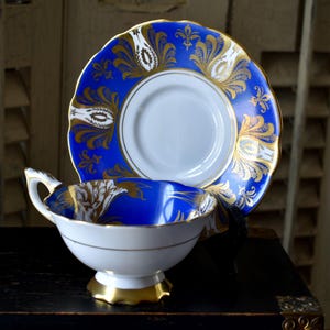 Antike Teetasse und Untertasse, Vintage Porzellan, hergestellt in England Royal Stafford Tasse und Untertasse Set-Bone China. Kobalt-Blau und Gold