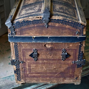 Antik kupolformad ångkoffert: Dockförvaring från 1870-talet - Barnkoffert bild 9