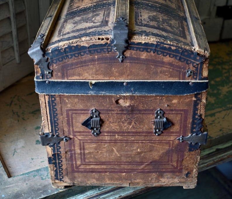 Antik kupolformad ångkoffert: Dockförvaring från 1870-talet - Barnkoffert bild 9