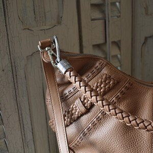 Pu&ograve; includere: Un set di tre tazze in ceramica con finitura opaca e macchiettata. Ogni tazza presenta un colore diverso: azzurro, crema e grigio. Le tazze hanno un design semplice e moderno con una forma arrotondata e un manico.