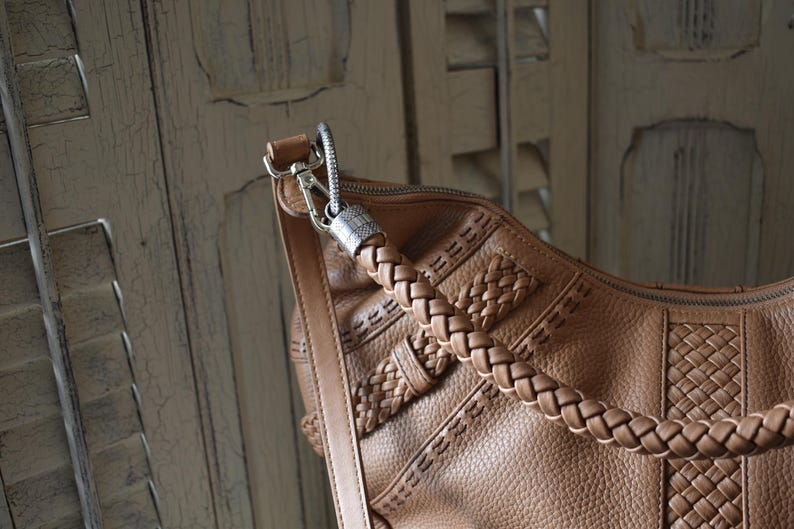 Pu&ograve; includere: Un set di tre tazze in ceramica con finitura opaca e macchiettata. Ogni tazza presenta un colore diverso: azzurro, crema e grigio. Le tazze hanno un design semplice e moderno con una forma arrotondata e un manico.