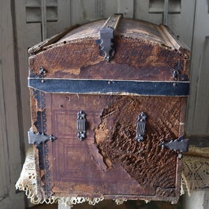 Antik kupolformad ångkoffert: Dockförvaring från 1870-talet - Barnkoffert bild 13