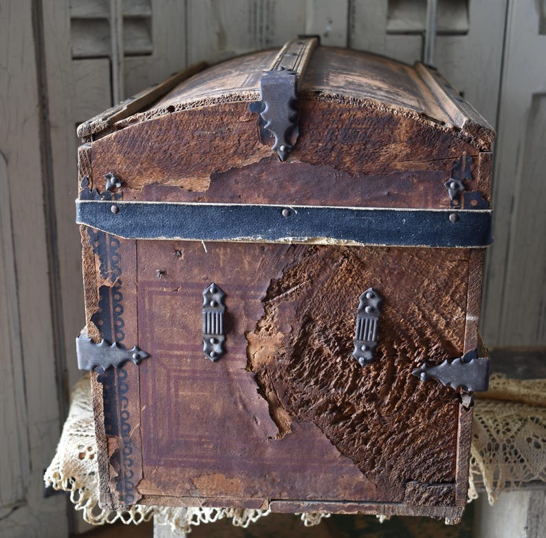 Antik kupolformad ångkoffert: Dockförvaring från 1870-talet - Barnkoffert bild 13