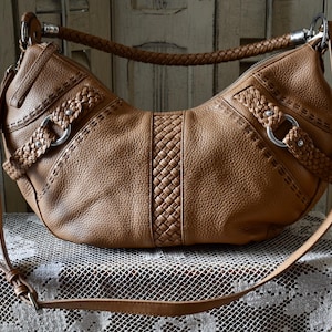 Pu&ograve; includere: Un cartello in legno fatto a mano con la scritta "Welcome" in stile scritto a mano. Il cartello &egrave; dipinto di bianco con una finitura invecchiata e una piccola foglia verde &egrave; attaccata in cima. Per l'arredamento della casa.