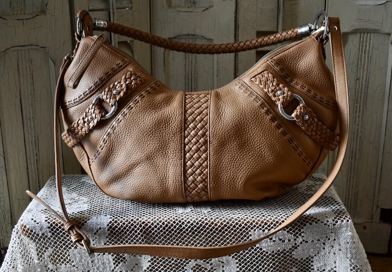 Pu&ograve; includere: Un cartello in legno fatto a mano con la scritta "Welcome" in stile scritto a mano. Il cartello &egrave; dipinto di bianco con una finitura invecchiata e una piccola foglia verde &egrave; attaccata in cima. Per l'arredamento della casa.