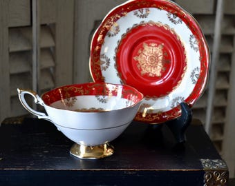 Xícara de chá e pires de porcelana óssea Royal Standard: vermelho e dourado, fabricado na Inglaterra