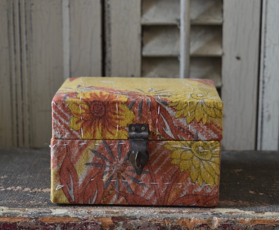 Caja cubierta de tela vintage, caja de recuerdos Bo-Ho de 1960, caja  coleccionable cubierta en sari vintage, cierre en relieve, forrado de tela  -  México