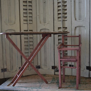 Antieke poppenmeubelset: primitieve roze kinderstoel en strijkplank