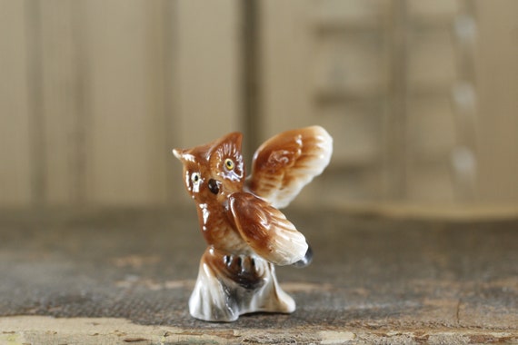 ヴィンテージの黄金のフクロウの置物：ミニチュア動物コレクション 