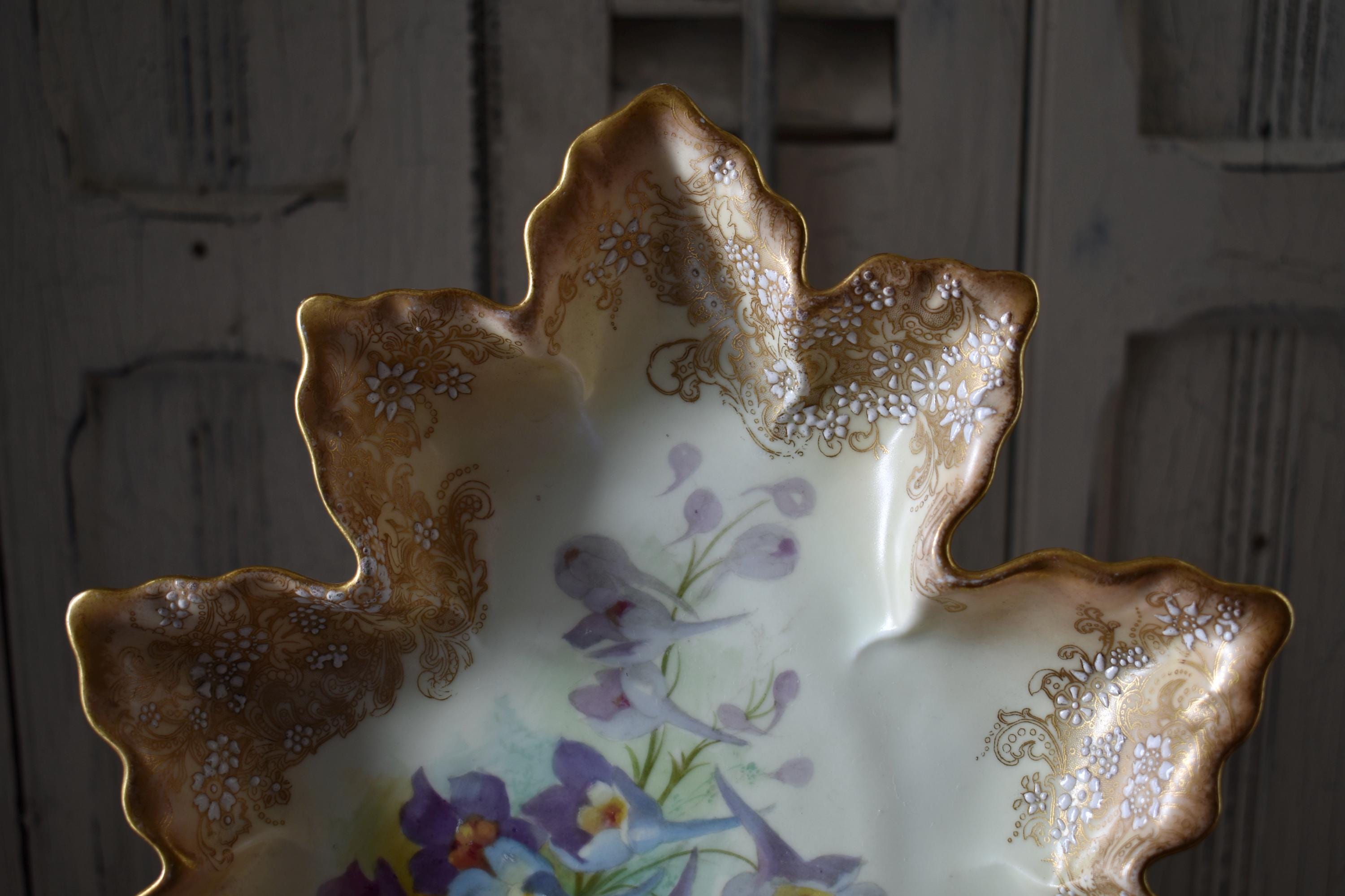 アンティーク ロイヤルドルトン プレート – 手描きラークスパー