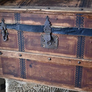Antik kupolformad ångkoffert: Dockförvaring från 1870-talet - Barnkoffert bild 19