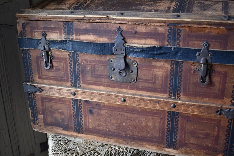 Antik kupolformad ångkoffert: Dockförvaring från 1870-talet - Barnkoffert bild 19