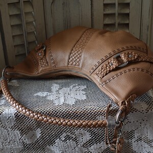 Pu&ograve; includere: Una tazza di ceramica bianca con manico nero e la scritta "But First, Coffee" in nero, con un carattere a mano. La tazza &egrave; su una superficie bianca.