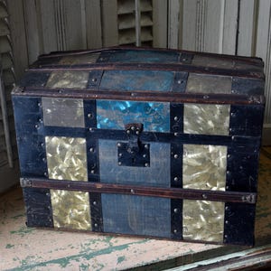 Small Antique Steamer Trunk- Domed Top-Lift out tray-Metal and Wood-1870s Storage Trunk-Wonderful Trunk for Dolls or Treasures