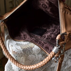 Pu&ograve; includere: Una tazza di ceramica bianca con un manico nero e la scritta "But First, Coffee" in nero, con un carattere a mano. La tazza &egrave; su una superficie bianca.