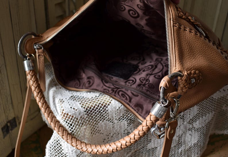 Pu&ograve; includere: Una tazza di ceramica bianca con un manico nero e la scritta "But First, Coffee" in nero, con un carattere a mano. La tazza &egrave; su una superficie bianca.