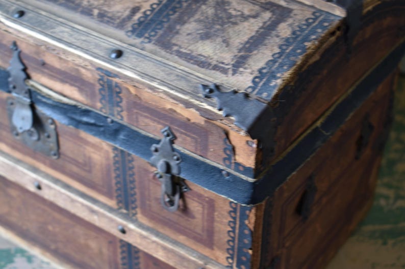 Antik kupolformad ångkoffert: Dockförvaring från 1870-talet - Barnkoffert bild 11