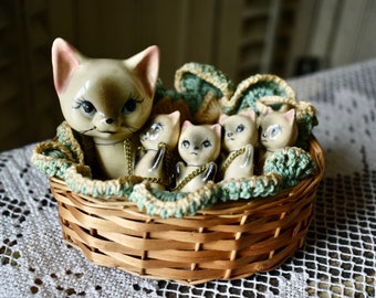 Figurine de chat siamois Norcrest Japon des années 1950, maman et sa portée dans un panier, ensemble de collection rare