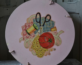 Cesta de costura tejida vintage de princesa rosa: almacenamiento redondo de los años 50