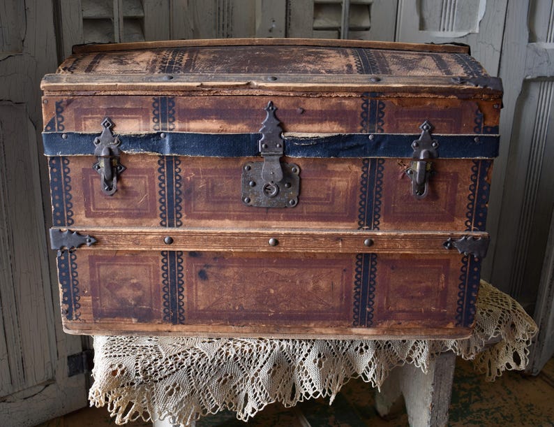 Antik kupolformad ångkoffert: Dockförvaring från 1870-talet - Barnkoffert bild 18