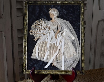 Antico abito da sposa Art Déco incorniciato, realizzato a mano con i migliori materiali: nastro di seta, pizzo trasparente, modisteria.