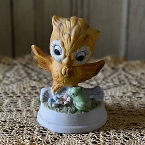 Vintage 1960&#39;s Golden Owl Figurine with Tiny Frog