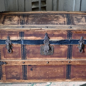 Antik kupolformad ångkoffert: Dockförvaring från 1870-talet - Barnkoffert bild 3