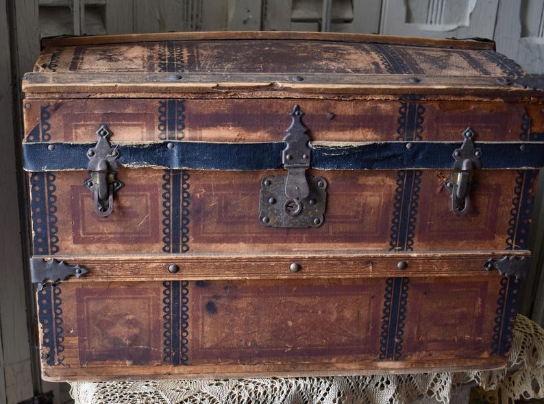 Antik kupolformad ångkoffert: Dockförvaring från 1870-talet - Barnkoffert bild 20
