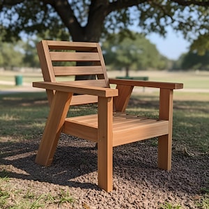 Op de afbeelding: Een houten buitenstoel met een natuurlijke afwerking. De stoel heeft een lattenrug en zitting, met armleuningen. De stoel is gemaakt van lichtbruin hout en staat op een grindoppervlak in een parkomgeving.