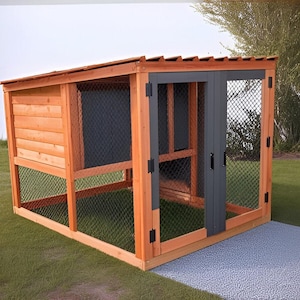 Puede incluir: Un gallinero de madera con techo inclinado, que combina paneles de madera maciza, malla de alambre y una puerta gris. El gallinero está sobre una zona de césped con un camino de hormigón.