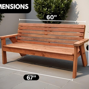 K&ouml;nnte beinhalten: Eine Gartenbank aus Holz mit Armlehnen. Die Bank ist 152 cm breit, 81 cm hoch und 170 cm lang. Die Bank ist aus hellbraunem Holz gefertigt und hat eine Lattenlehne und -sitzfl&auml;che. Das Wort "DIMENSIONS" steht oben links.
