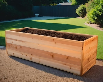 Peut inclure: Un bac à plantes rectangulaire en bois rempli de terre sombre. Le bac est construit à partir de planches horizontales en bois clair, mettant en valeur les motifs naturels du grain. Il est posé à l'extérieur sur une surface en pierre, avec une pelouse verte et des arbres en arrière-plan.