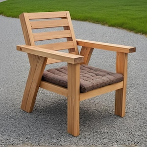 以下が含まれることがあります： 茶色のクッションが付いた木製の椅子。椅子は背もたれがスラット状になっており、幅広で頑丈なフレームです。