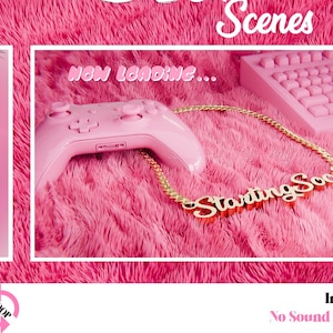 Könnte beinhalten: Ein rosa Gamecontroller und eine goldene Kette mit den Worten "Starting Soon" auf einem rosa flauschigen Untergrund. Der Text "NOW LOADING..." ist im Hintergrund sichtbar.